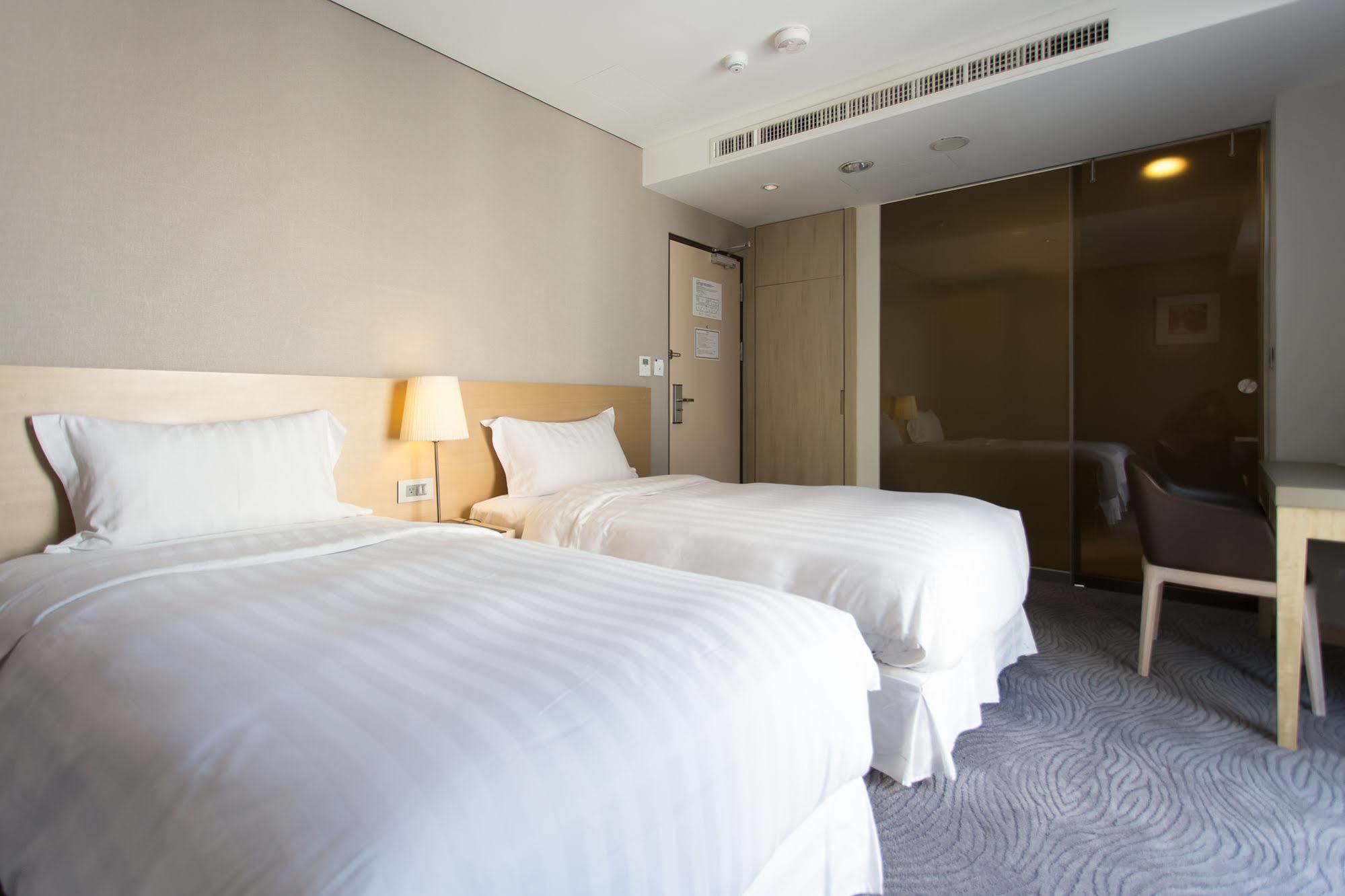 麗馨商旅七賢館 Hotel Kaohsziung Kültér fotó